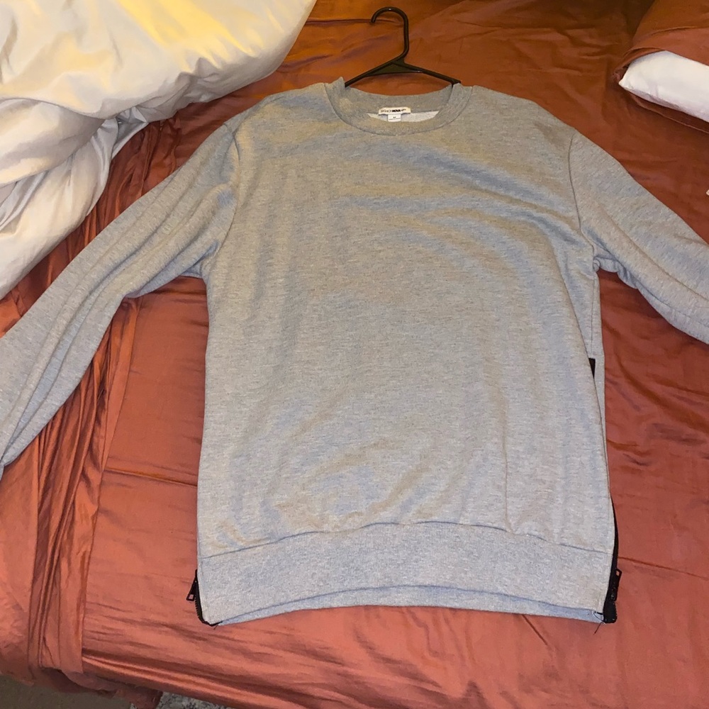 CREW NECK.